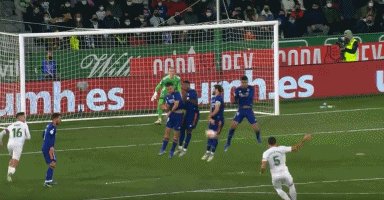 有一件事，19到20赛季拜仁拿三冠王的时候都没做到——本赛季，目前来看孔帕尼有机会